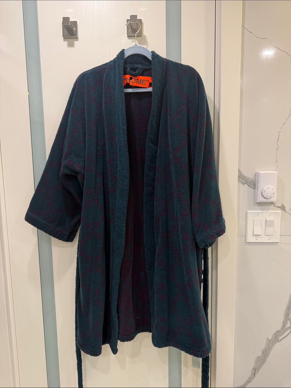 OFF-WHITE
Arrow Pattern Bathrobe - Picture 3 of 7
